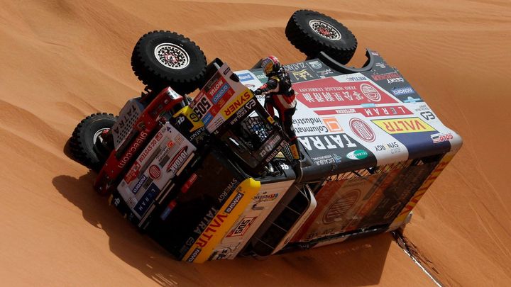 Táhli, táhli, Tatru na kola postavit nemohli. Fotky ukazují, jak bolí Dakar v poušti; Zdroj foto: Reuters