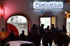 Policisté obvinili muže, který přepadl banku v Příbrami. Hrozí mu až 12 let vězení