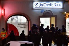 Policisté obvinili muže, který přepadl banku v Příbrami. Hrozí mu až 12 let vězení