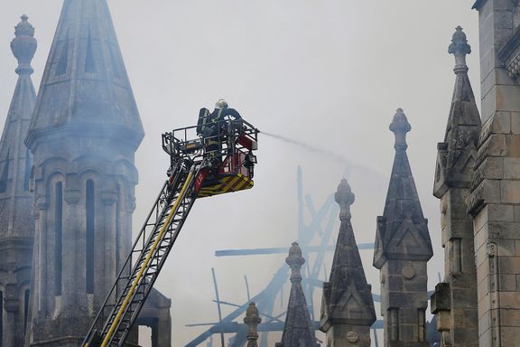Francouzští hasiči při zásahu v bazilice Saint Donatien v Nantes.