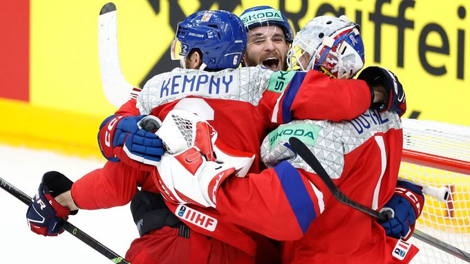 Čeští hokejisté slaví postup do finále MS