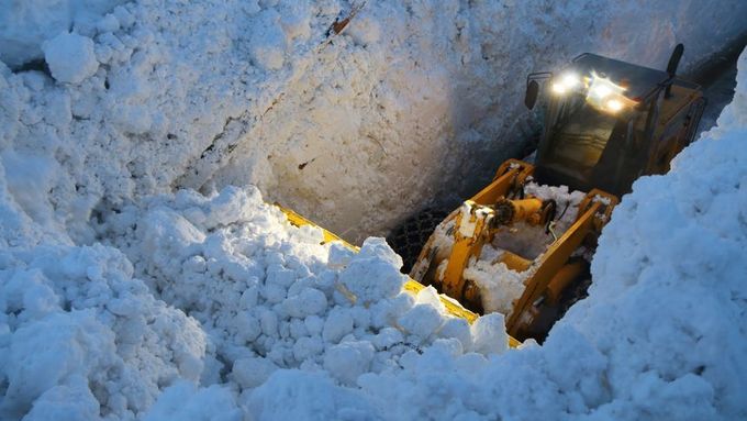 Silničáři se probojovávali lavinou. Masy sněhu ve Švýcarsku uvěznily turisty