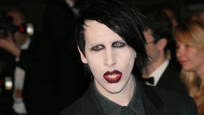 Americký zpěvák Marilyn Manson. V anglickém Brightonu po tlaku aktivistů a jedné poslankyně zrušili jeho říjnový koncert.