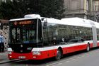 Dopravní podnik v Praze odstaví kvůli požárům některé kloubové autobusy