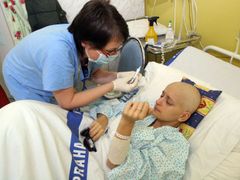 Navíc ji trápí zánět v očích. "Jsou jako andělé" říká studentka o sestrách a lékařích kteří o ní pečují, "když mi odeberou krev, poděkují".