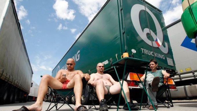 Zátarasy na hranicích. Čeští řidiči relaxují po svém: užívají si slunce.