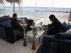 Dva ruští obchodníci v restauraci v Limassolu.