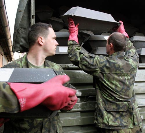 Ostatky putují z dílny na náklaďáky