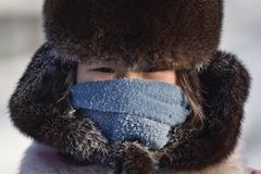 Řidič autobusu vyhnal holčičku na mráz, hrozí mu 2 roky