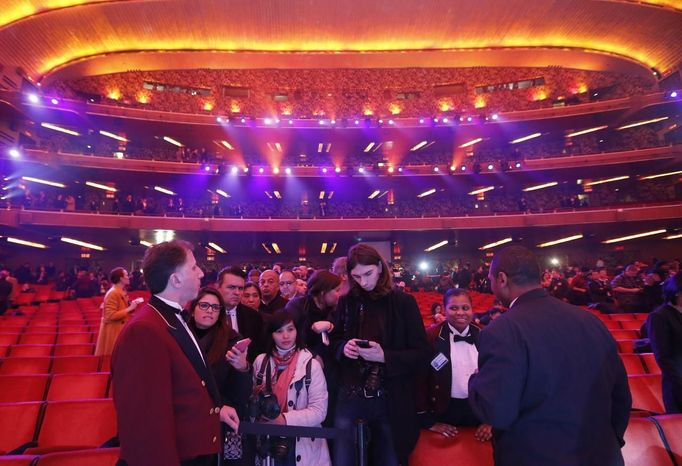 Event goers await their turn to try Samsung Electronics Co's latest Galaxy S4 phone after its launch at the Radio City Music Hall in New York March 14, 2013. Samsung Electronics Co on Thursday premiered its latest flagship phone, the Galaxy S4, which sports a bigger display and unconventional features such as gesture controls and will spearhead its effort to challenge Apple Inc on its home turf. REUTERS/Adrees Latif (UNITED STATES - Tags: BUSINESS SCIENCE TECHNOLOGY TELECOMS) Published: Bře. 15, 2013, 1:07 dop.