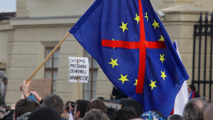 Konec internetu, jak ho známe. Nová směrnice EU žene před volbami do ulic davy lidí