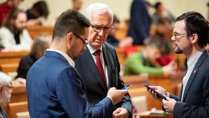 Neinzerujte na dezinformačních webech, žádá firmy Drahoš. Přidaly se k němu reklamky