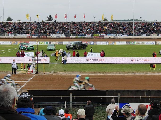 Plochodrážní stadion ve Svítkově focený z VIP tribuny. Uprostřed je travnaté fotbalové hřiště, na něm se odehraje Open Air Game 2011.