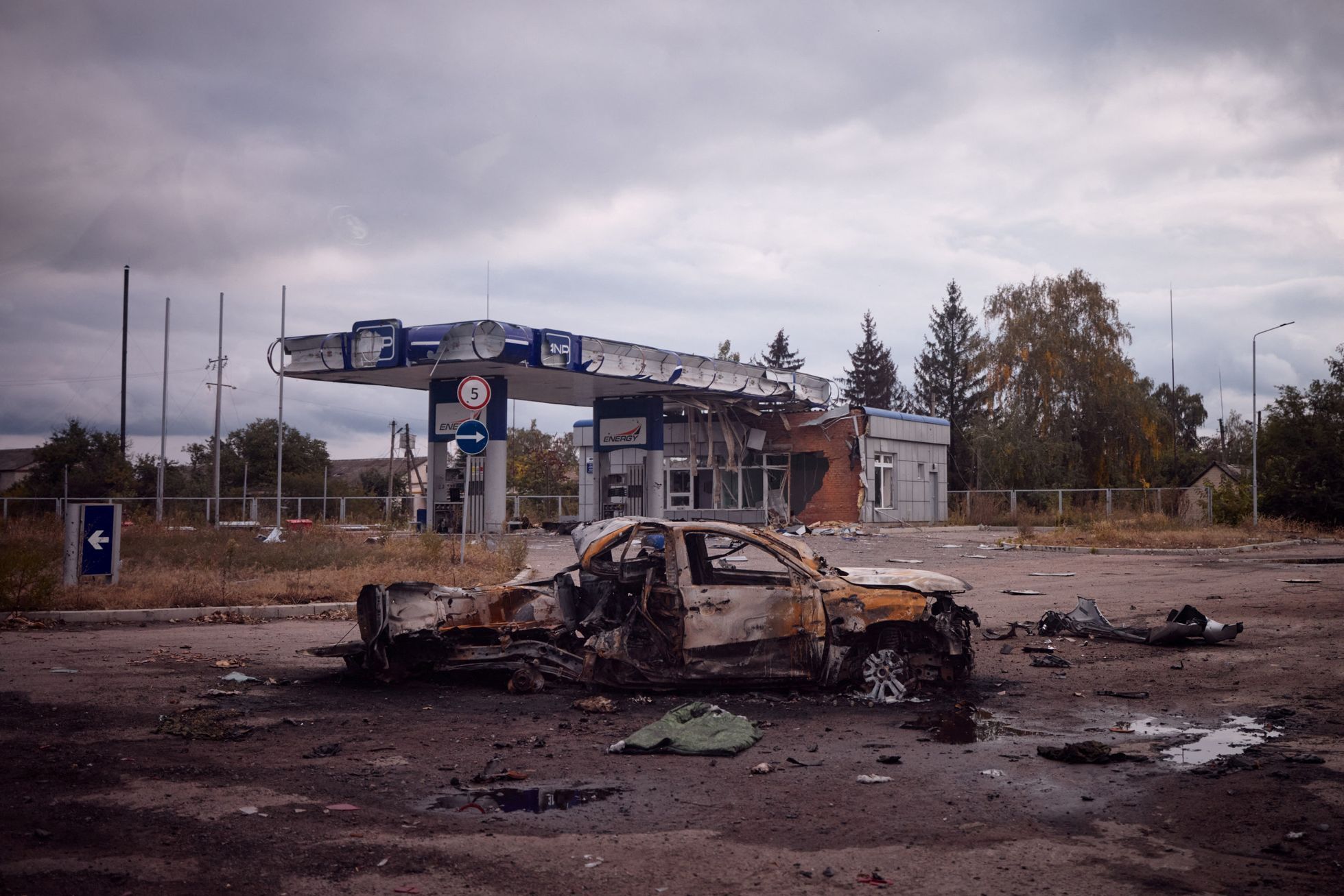 Zničená benzínová čerpací stanice v ukrajinském městě Balaklija.
