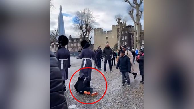 Když dva strážci rázně pochodovali na své stanoviště u londýnského Toweru, vběhl jim do cesty malý chlapec.