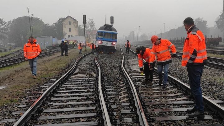 V Neratovicích vykolejil vlak. Nikomu se nic nestalo, ale škody jdou do statisíců