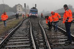 V Neratovicích vykolejil vlak. Nikomu se nic nestalo, ale škody jdou do statisíců