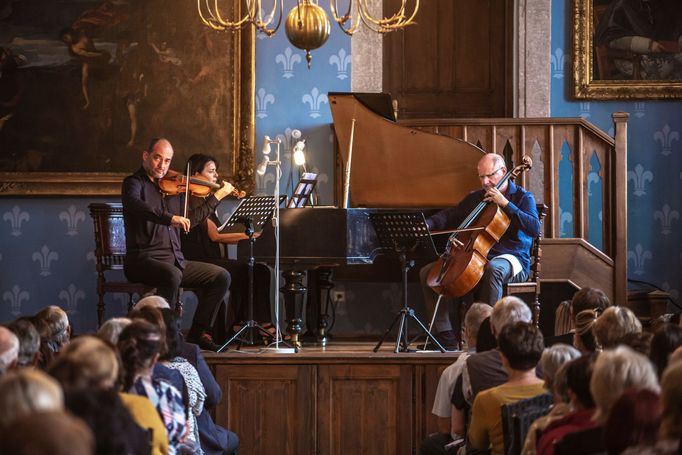 Vystoupení Smetanova tria na Sychrově.