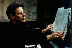 Ťuk - ťuk - ťuk. Philip Glass přijíždí do Prahy