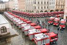 Rok 2008. Čtyřiapadesát nových cisternových stříkaček za více než 300 milionů korun převzali 18. prosince v Olomouci krajští ředitelé Hasičského záchranného sboru z celé republiky.