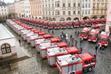 Rok 2008. Čtyřiapadesát nových cisternových stříkaček za více než 300 milionů korun převzali 18. prosince v Olomouci krajští ředitelé Hasičského záchranného sboru z celé republiky.