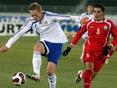 Finský útočník Mikael Forssell bojuje o míč v utkání kvalifikace na mistrovství Evropy proti Azerbajdžánu.