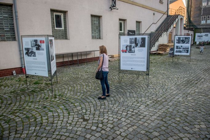 Debata projektu Aktuálně.cz Chudé Česko 21 v Kasárnách Karlín 14. září 2021. S moderátorkou Helenou Truchlou debatoval sociolog Daniel Prokop a komentátor David Klimeš.