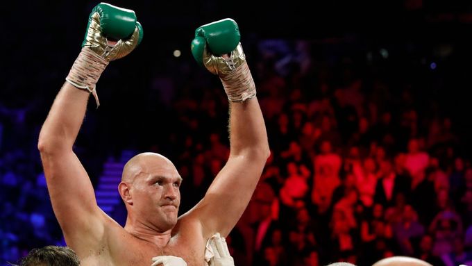 Tyson Fury slaví zisk pásu mistra světa těžké váhy organizace WBC v souboji s Deontayem Wilderem