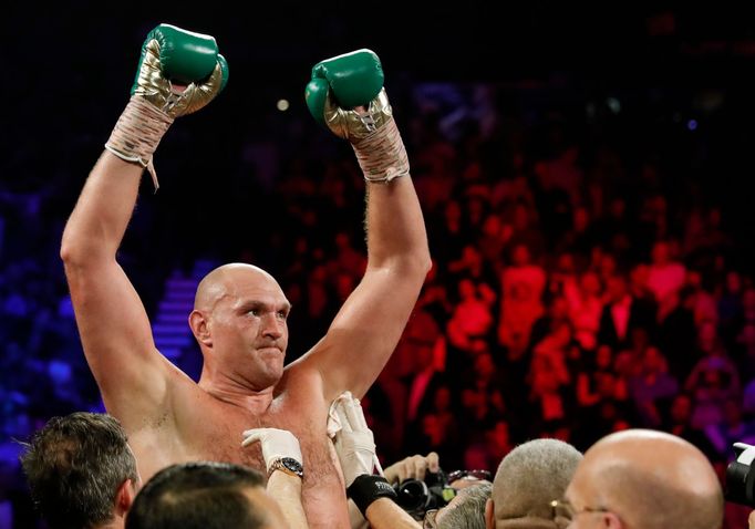 Tyson Fury slaví zisk pásu mistra světa těžké váhy organizace WBC v souboji s Deontayem Wilderem