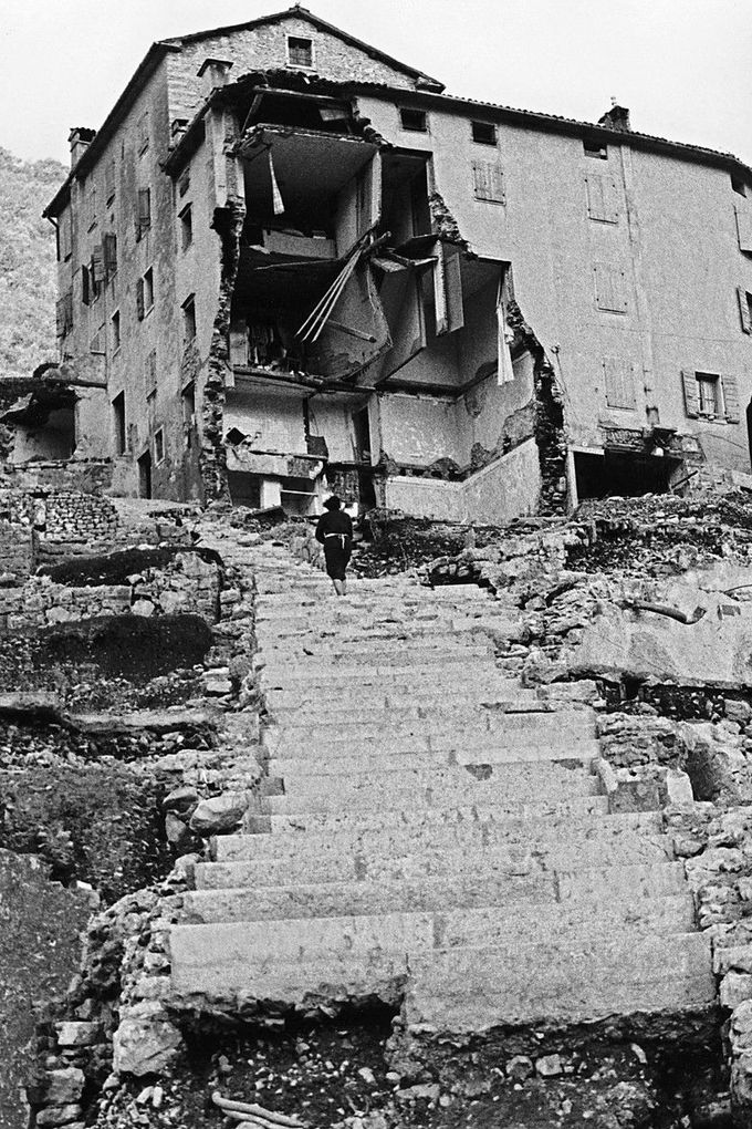 Zničený dům ve vesnici v údolí Piave-Vajont po katastrofě u přehrady Vajont (10. října 1963).