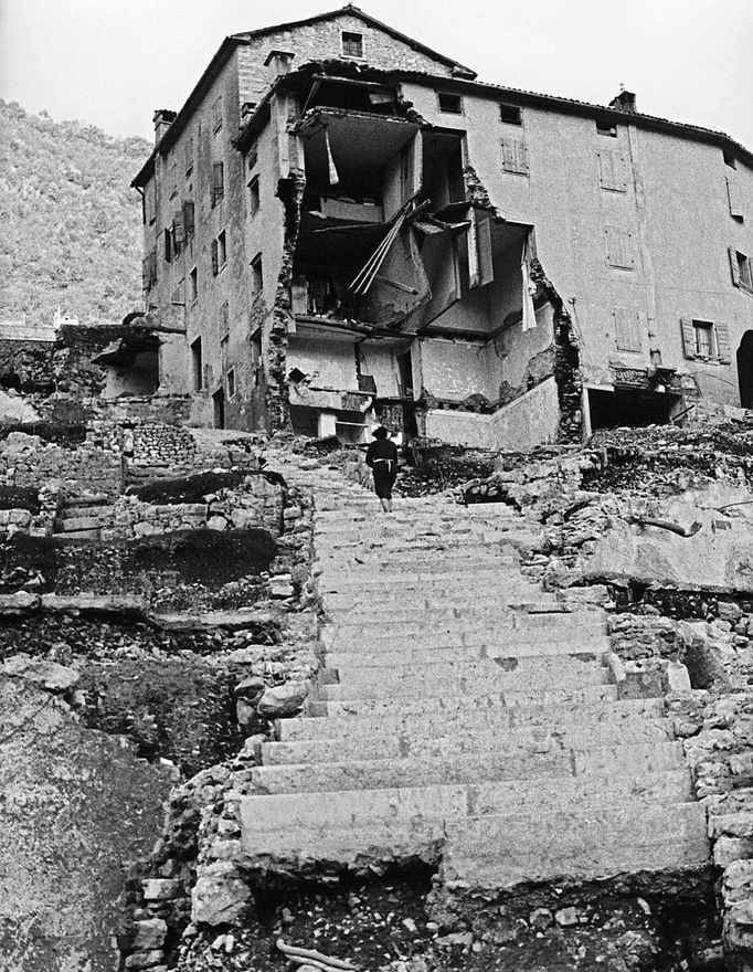 Zničený dům ve vesnici v údolí Piave-Vajont po katastrofě u přehrady Vajont (10. října 1963).