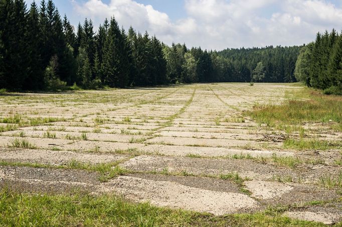 Panely plochy bývalého vojenského letiště Hejlák v lese uprostřed CHKO Brdy