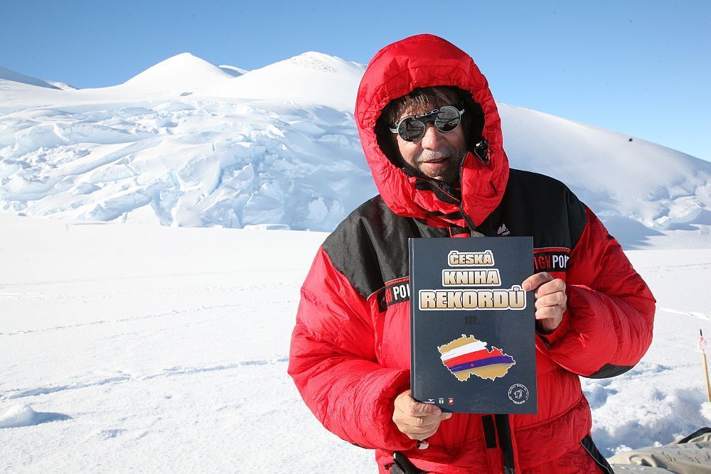 Rudolf Švaříček pod nejvyšším vrcholem Antarktidy