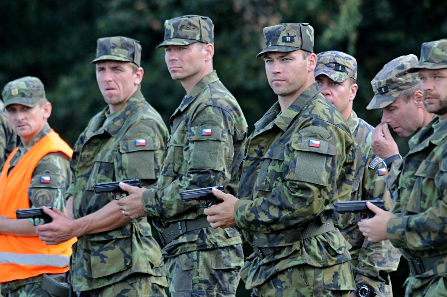 Cvičení Dukly Praha: střelba s pistole (nácvik)