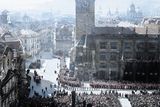 Na poslední cestě prezidenta Tomáše Garrigua Masaryka doprovázely tisíce obyvatel. Pohled na Staroměstské náměstí. Kolorovaný snímek.