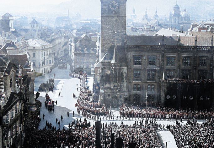 Archivní fotografie z pohřbu Tomáše Garrigua Masaryka, který se odehrál v Praze v září roku 1937. Kolorovaný černobílý snímek.