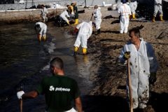 Aténským plážím hrozí ekologická katastrofa. Blíží se k nim ropná skvrna