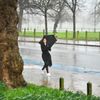 Prudký déšť a vichr zasáhl také jižní Londýn. Tato žena ale bere zhoršené počasí s úsměvem.