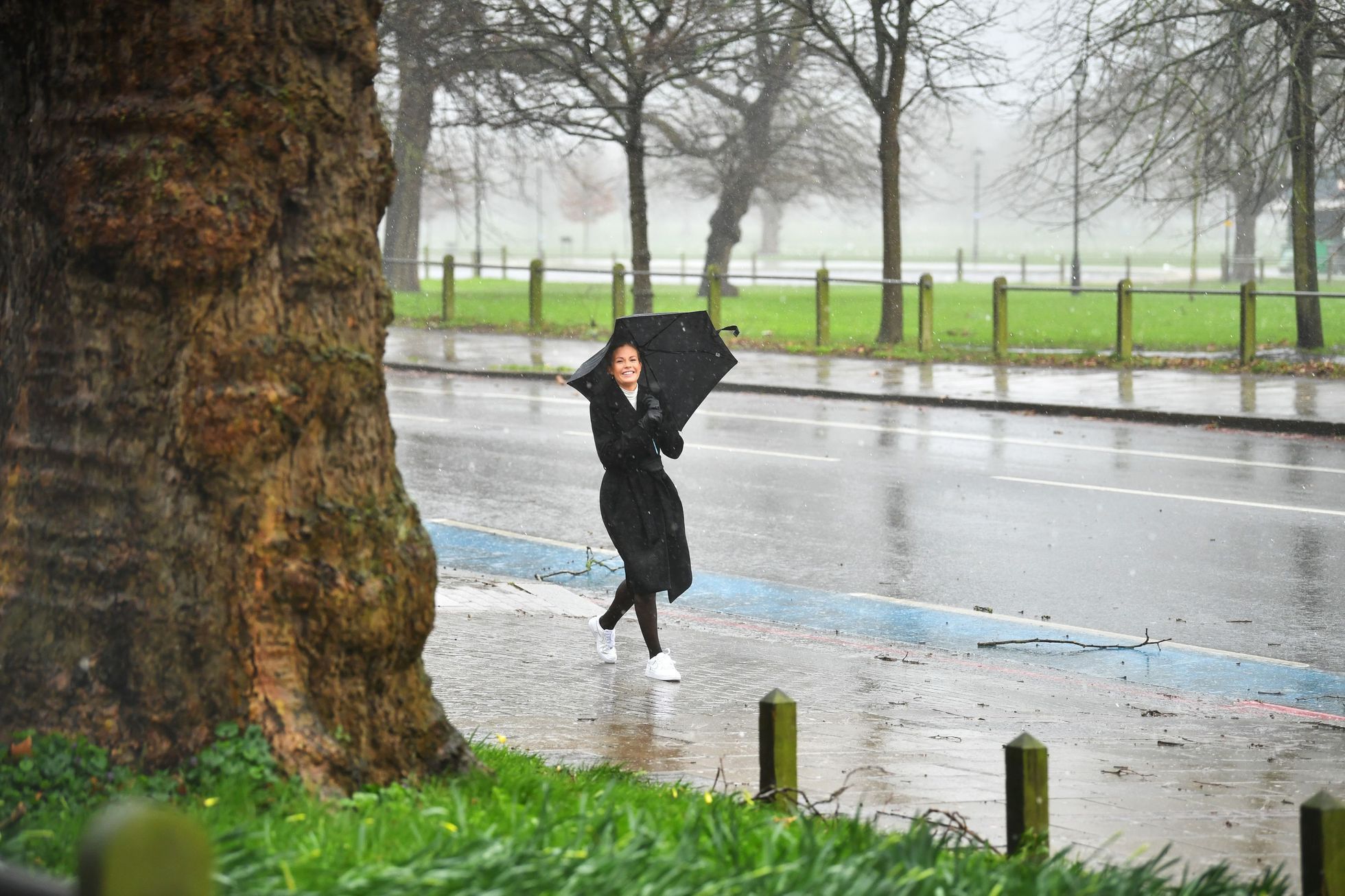 Prudký déšť a vichr zasáhl také jižní Londýn. Tato žena ale bere zhoršené počasí s úsměvem.