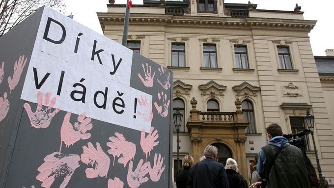 Vyjádření podpory. Dnes po poledni přišlo před Strajkovu akademii několik desítek především mladých lidí vyjádřit podporu vládě Mirka Topolánka.