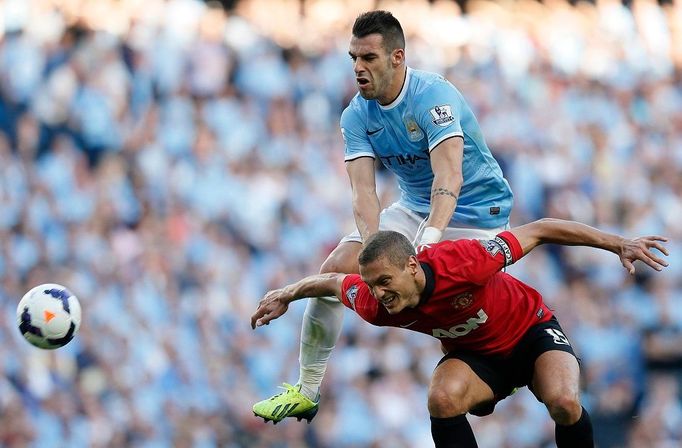 Manchester City vs. United, utkání Premier League (Negredo, Vidič)