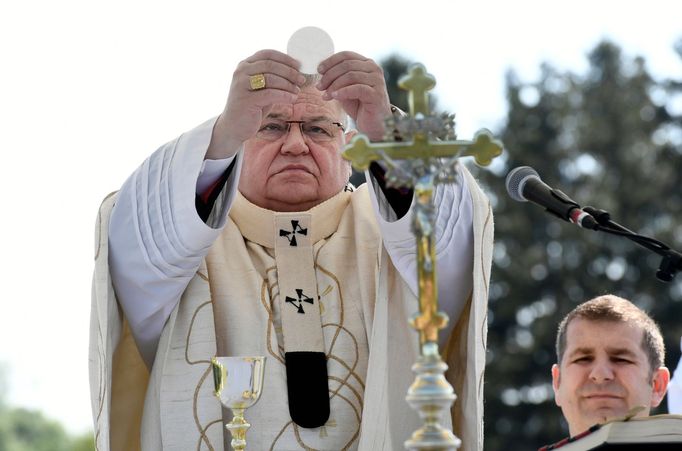 Život bývalého kardinála a pražského arcibiskupa pražského Dominika Duky na archivních snímcích.