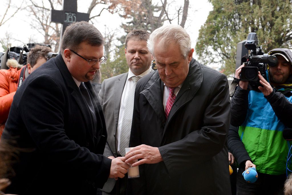 Zeman položil květiny na hrob Václava Havla