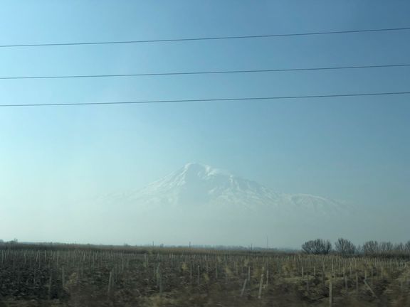 Silnice vede kolem hory Ararat. Pro Armény posvátné a symbolické, ale zároveň nedostupné. Leží za hranicí nepřátelského Turecka.