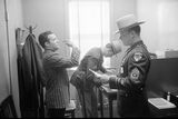 Policisté kontrolují, jestli řidič nepožil alkohol. Následovala zkouška na alkoholtesteru, což byl tehdy přístroj větší než krabice od bot (1965).