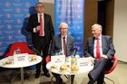 Foto: Jak probudit unavené debatéry? Šéf Hospodářské komory v diskusi pochválil Miloše Zemana