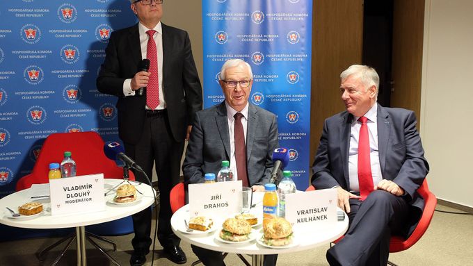 Foto: Jak probudit unavené debatéry? Šéf Hospodářské komory v diskusi pochválil Miloše Zemana