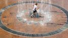 A boy plays in a fountain during a hot weather spell in the center of Kiev June 20, 2012. REUTERS/Anatolii Stepanov (UKRAINE - Tags: SOCIETY ENVIRONMENT) Published: Čer. 20, 2012, 12:37 odp.