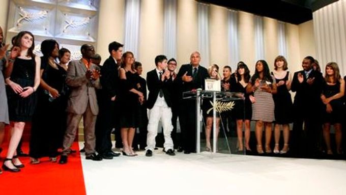 Cannes: Laurent Cantet přebírá Zlatou palmu za film Třída spolu se studenty, kteří v něm hrají sami sebe
