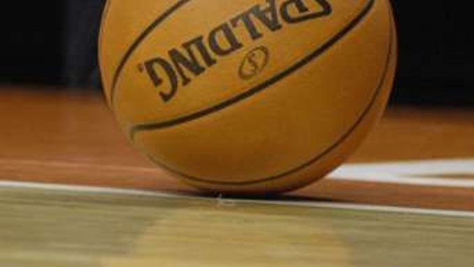 Nová verze koženého míče, která se vrací do basketbalové NBA po nespokojených reakcích na syntetické míče, se kterými byla zahájena právě probíhající sezona.